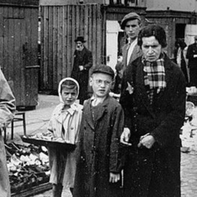 Mordechaj Chaim Rumkowski dostal od Němců na starost lodžské ghetto. S každým přibývajícím měsícem se ale podmínky zhoršovaly. Rumkowski tomu asi nemohl zabránit.