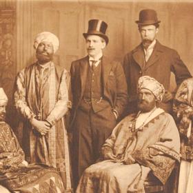 „Habešská delegace“ na lodi dokonce rozdávala vyznamenání – samozřejmě falešná. 