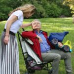 Z karlovarského incidentu je patrné, že Jiří Menzel měl přímočarý přístup k řešení problémů. Pověstný je ale také jeho smysl pro humor. Třeba na této procházce v parku neváhal k odpočinku využít dceřin kočárek.