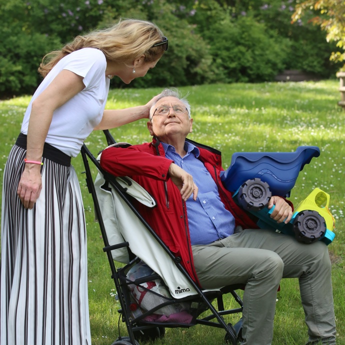 Z karlovarského incidentu je patrné, že Jiří Menzel měl přímočarý přístup k řešení problémů. Pověstný je ale také jeho smysl pro humor. Třeba na této procházce v parku neváhal k odpočinku využít dceřin kočárek.