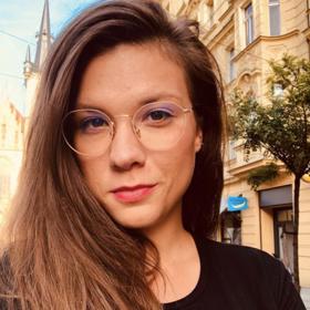 Eva Hacurová vystudovala konzervatoř v Brně a Divadelní akademii múzických umění v Praze. V současnosti působí v Divadle v Dlouhé a ve Studiu Hrdinů.