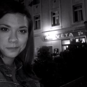 ...ale také v noci, protože její postava Alice má pestrý život.