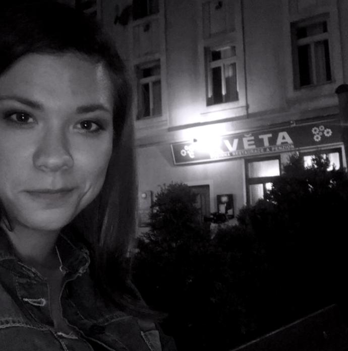 ...ale také v noci, protože její postava Alice má pestrý život.