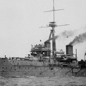 Loď HMS Dreadnought měla v roce 1910 teprve 4 roky a platila za vrchol výbavy britského námořnictva. Přesto se skupině recesistů kolem Horace Colea podařilo dostat na její palubu a z dnešního pohledu vlastně díky primitivní lsti. V přestrojení za habešské monarchy požívali doslova královské výsady. Zcela vlevo sedí spisovatelka Virginia Woolfová, organizátor akce Cole naopak zcela vpravo v cylindru.