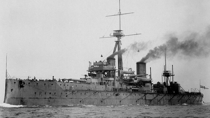 Loď HMS Dreadnought měla v roce 1910 teprve 4 roky a platila za vrchol výbavy britského námořnictva. Přesto se skupině recesistů kolem Horace Colea podařilo dostat na její palubu a z dnešního pohledu vlastně díky primitivní lsti. V přestrojení za habešské monarchy požívali doslova královské výsady. Zcela vlevo sedí spisovatelka Virginia Woolfová, organizátor akce Cole naopak zcela vpravo v cylindru.