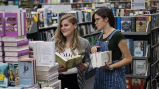 V obchodním centru Šestka zahájila provoz nová prodejna Knihy Dobrovský, zatím bude sloužit jako výdejna objednávek z eshopu