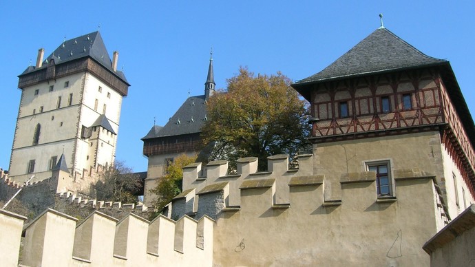 Karlštejn má mohutné hradby.