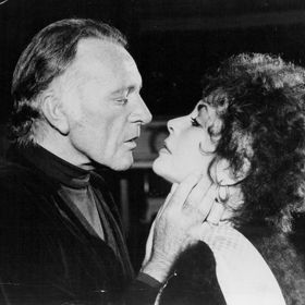 Richarda Burtona, číslo 5, si Elizabeth Taylor vzala hned dvakrát. I když i jejich druhé manželství skončilo rozvodem, setkávali se dál při natáčení. Snímek pochází z broadwayského představení Soukromé životy.