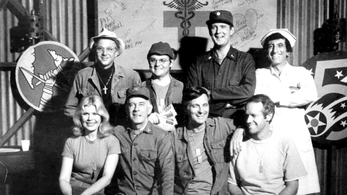 Seriál MASH se stal jedním z vůbec nejúspěšnějším v historii televizního vysílání. Mnozí z jeho protagonistů už dnes bohužel nežijí, další se doposud věnují nejen herectví, ale třeba i režii, produkci, zpěvu a politice. Vzpomínáte si na ně ještě?