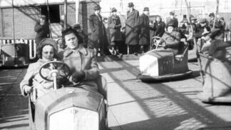 Autodrom patří k poutím již dávno. I poválečná doba přinášela návštěvníkům Matějské tuhle radost