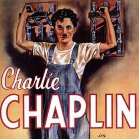 Na plakátech byl největším hrdinou Chaplinův legendární němý hrdina, pro kterého to bylo také poslední vystoupení.