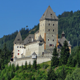 Aby toho nebylo málo, v okolních lesích má podle pověsti řádit vlkodlak.