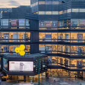 Obchodní dům Kotva je zajímavý dodnes. I když už není největší ani nejmodernější, jeho architektura je stále udivující. V polovině 70. let šlo o stavbu, která se řadila mezi pět nejlepších obchodních domů v celé Evropě.