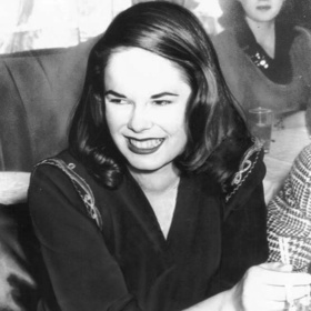 Mezi Oonou O'Neill a Charliem Chaplinem byl věkový rozdíl 36 let, přesto jejich manželství vydrželo až do hercovy smrti. Oona měla také namířeno k herecké kariéře, té se ale po svatbě vzdala a věnovala se péči o rodinu.