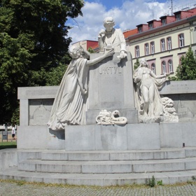 Autor Fidlovačky a dalších divadelních her má po České republice mnoho pomníků. Tento například stojí v Plzni, kde Josef Kajetán Tyl zemřel.