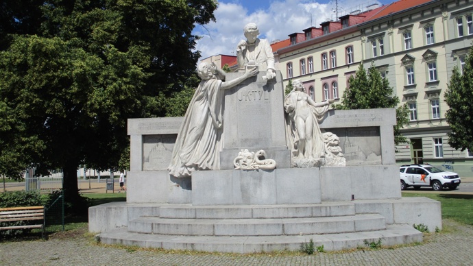 Autor Fidlovačky a dalších divadelních her má po České republice mnoho pomníků. Tento například stojí v Plzni, kde Josef Kajetán Tyl zemřel.