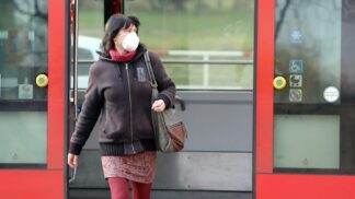 Tuhý režim v Česku: Do práce s formulářem, na procházku jen na území obce. Nová opatření v otázkách a odpovědích