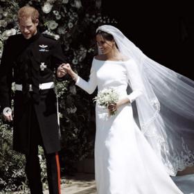 Manželka prince Harryho Meghan Markle nepatří mezi nejoblíbenější členy britské královské rodiny. Ani její svatební den se ale od těch ostatních příliš nelišil a díky šatům za 110 000 liber zářila podobně jako před lety Kate.