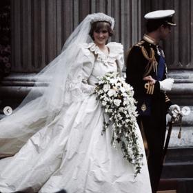 Diana se vdávala v roce 1981, tehdejší a současné ceny lze tedy jen těžko objektivně porovnávat. O to cennější jistě může být její čtvrté místo. Královská rodina zaplatila za šaty od Davida Emmanuela 151 000 liber.