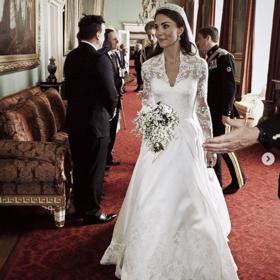 Svatební šaty Kate vyšly na 250 000 liber. Autorkou tohoto skvostu byla britská návrhářka Sarah Burton ze značky Alexander McQueen. Kate v této "soutěži" skončila na druhém místě.