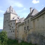 Ve středověku na něm probíhaly procesy s údajnými čarodějnicemi.