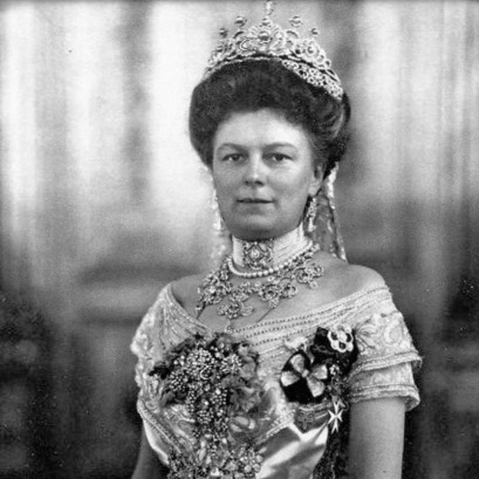 Žofie Chotková získala v roce 1909 titul vévodkyně a tím i možnost vystupovat po boku manžela na oficiálních příležitostech. To se jí v roce 1914 stalo osudným při cestě do Sarajeva, kde oba zahynuli při atentátu.