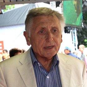 Jiří Menzel byl pravidelným návštěvníkem karlovarského filmového festivalu. V roce 1998 se zde postaral o pořádné pozdvižení, když prutem vyhnal z promítacího sálu producenta Jiřího Sirotka.