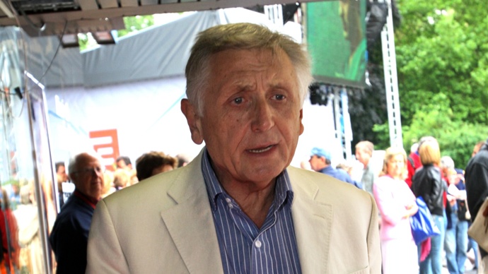 Jiří Menzel byl pravidelným návštěvníkem karlovarského filmového festivalu. V roce 1998 se zde postaral o pořádné pozdvižení, když prutem vyhnal z promítacího sálu producenta Jiřího Sirotka.