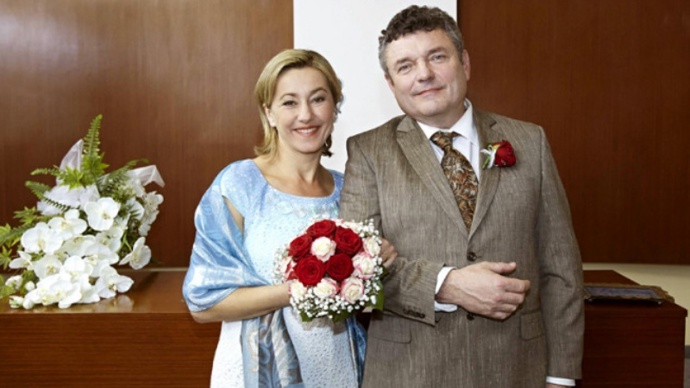 Dalším svérázným manželským párem Ulice jsou Eva a Miloš Knoblochovi. Ona je žena od rány, on je hřmotný chlap s poměrně romantickým srdcem, které mu ale přidělává hodně problémů. Eva se s ním naučila žít, ale život mu rozhodně neulehčuje. Přesto se vzali a jejich manželství pořád funguje, i když svým vlastním způsobem, který by určitě nebyl pro každého.