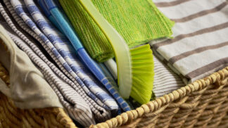 Jak se starat o utěrky, abyste nemuseli kupovat pořád nové? Tyhle tipy vám v tom pomohou