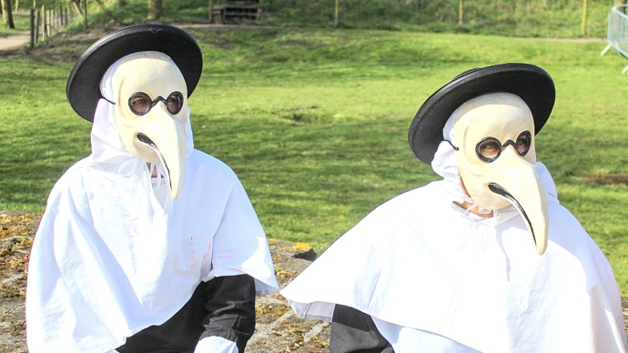 Dnes se masce morového lékaře zasmějeme, dobu, kdy skutečně chodil městem, bychom ale jistě zažít nechtěli.