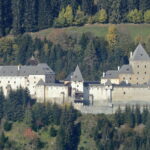 Na nádvoří se mají zjevovat tři stíny – dva bratři a nešťastná dívka, která se snažila zabránit krveprolití.