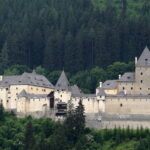 Jejich duše teď bloumají hradem. Prý jich je rovná stovka.