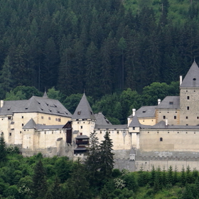 Jejich duše teď bloumají hradem. Prý jich je rovná stovka.