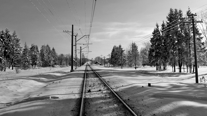 Železniční tratě osiřely. Vlaky nejezdily často, a když už se na trať přece jen vydaly, nabíraly taková zpoždění, že nebylo možné se řídit jakýmkoliv jízdním řádem.