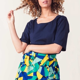 Určitě se nebojte vzorů a barev, volte ale méně výrazné topy
