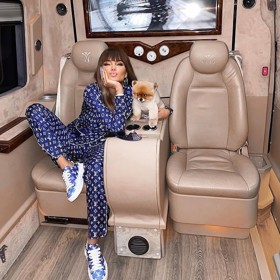 Sorry, tady a s námi sedět prostě nemůžete, lehce provokuje Morena Taraku, vlivná instagramerka a bývalá Miss Albánie.