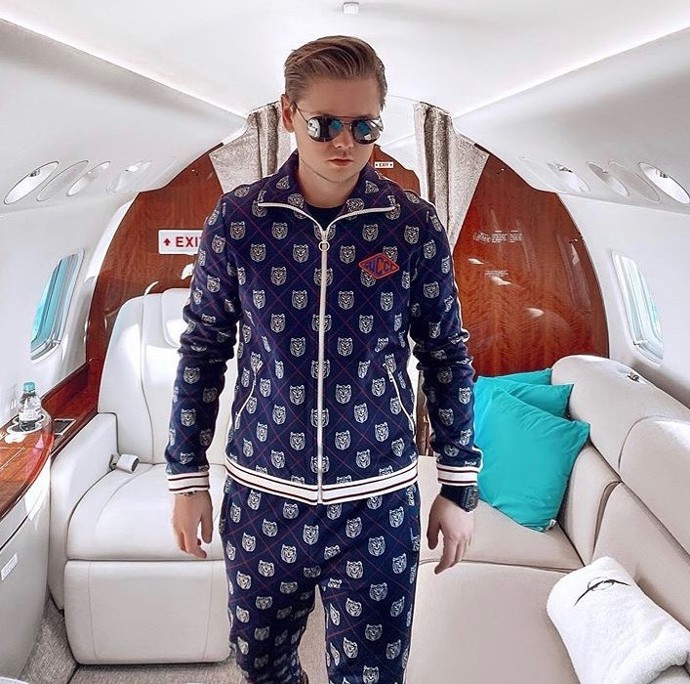 Instagramový profil Rich Kids of Internet ukazuje sladký život bohaté zlaté mládeže.
