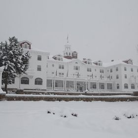O několik desítek let později (1974) se v hotelu ubytoval mistr hororu Stephen King. Právě zde dostal inspiraci na slavný román Osvícení.
