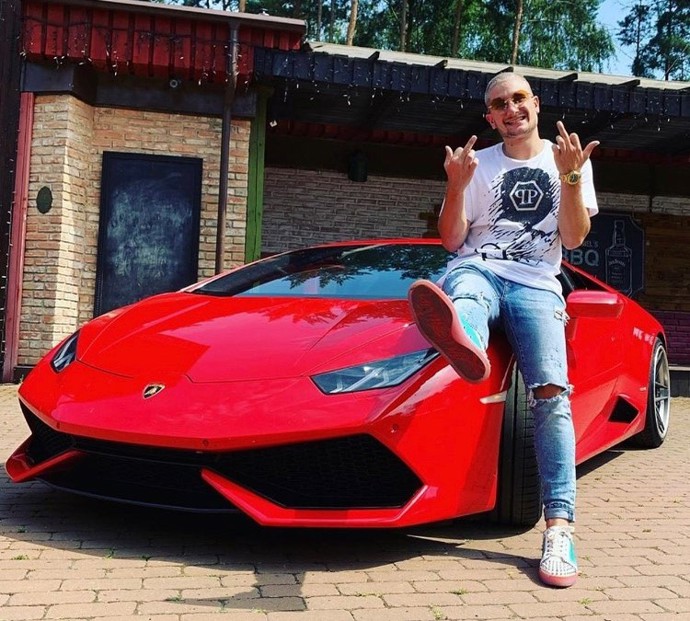 Instagramový profil Rich Kids of Internet ukazuje sladký život bohaté zlaté mládeže.