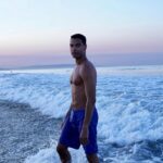 Regé-Jean Page se považuje za romantika. Své soukromí si ale tají. Neví se ani, zda je zadaný.