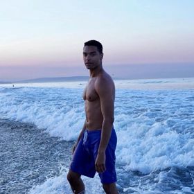 Regé-Jean Page se považuje za romantika. Své soukromí si ale tají. Neví se ani, zda je zadaný.