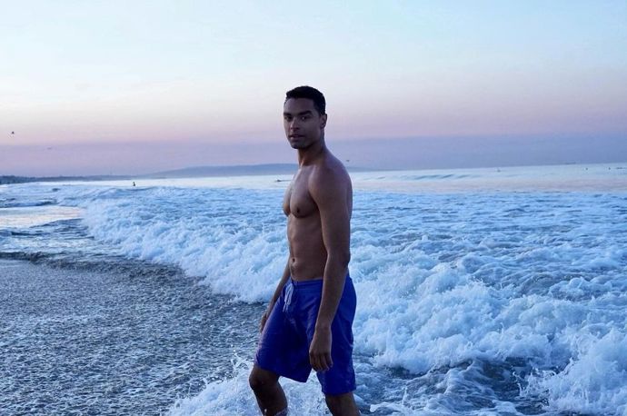 Regé-Jean Page se považuje za romantika. Své soukromí si ale tají. Neví se ani, zda je zadaný.