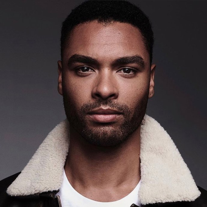 Regé-Jean Page se narodil v Londýně, dětství však strávil v Zimbabwe odkud pochází i jeho matka.