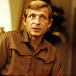 Smrt talentovaného ševce: Kapitán Exner (Jiří Kodet) nemá klid ani na dovolené. Musí vyšetřit vraždu ševce Rambouska, který byl zároveň úspěšným a bohatým malířem.