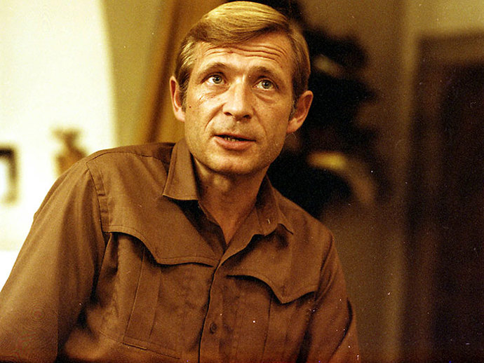 Smrt talentovaného ševce: Kapitán Exner (Jiří Kodet) nemá klid ani na dovolené. Musí vyšetřit vraždu ševce Rambouska, který byl zároveň úspěšným a bohatým malířem.