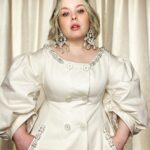 Kromě hitu Bridgertonovi jsme ji mohli také vidět v šíleném komediálním seriálu Holky z Derry.