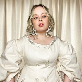 Kromě hitu Bridgertonovi jsme ji mohli také vidět v šíleném komediálním seriálu Holky z Derry.