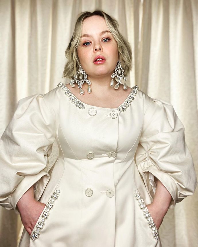 Kromě hitu Bridgertonovi jsme ji mohli také vidět v šíleném komediálním seriálu Holky z Derry.