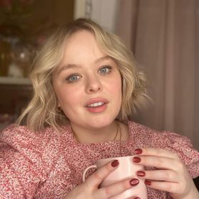 Nicola má veselou povahu a ráda se angažuje v různých společenských akcích.
